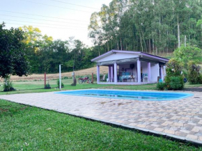 Casa com piscina em área rural